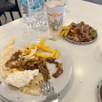 Köfteci Yusuf'ta Çiğ Döner Ve İlgisiz Personel Mağduriyeti