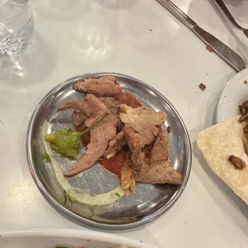Köfteci Yusuf'ta Çiğ Döner Ve İlgisiz Personel Mağduriyeti