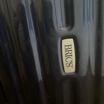 Aldığım Valiz Teşhir Ürünü Çıktı, Tamirat Ücreti Benden Talep Edildi