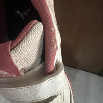 Adidas Ayakkabı 1 Ayda Yırtıldı, İnceleme Sonucu Tatmin Etmedi