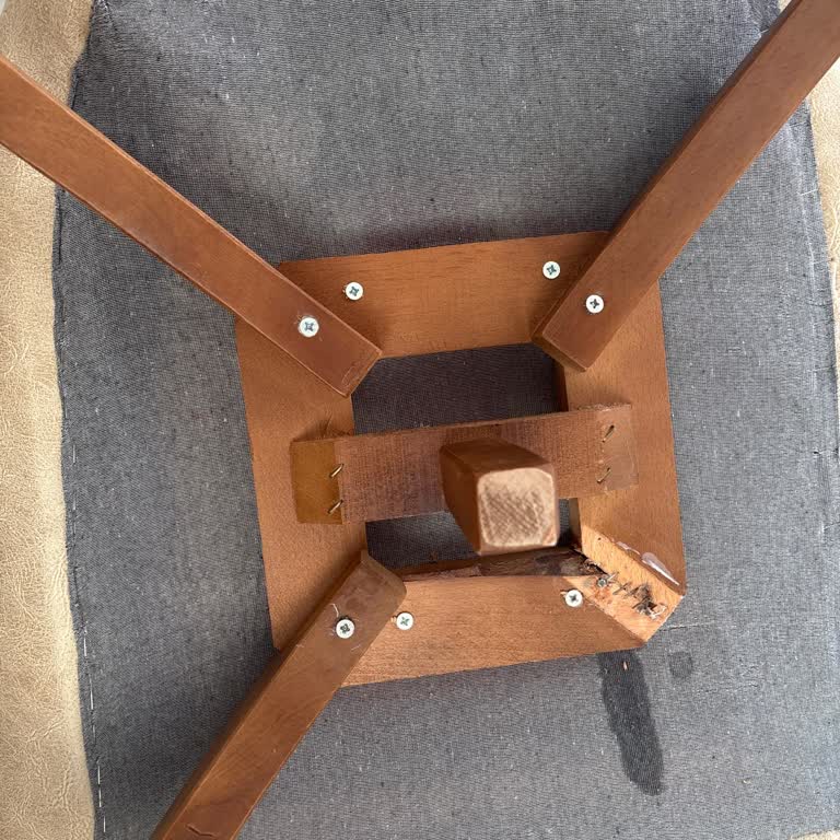 Aldığımız Koltukların Ayakları Kırıldı, Mağaza Çözüm Sunmuyor