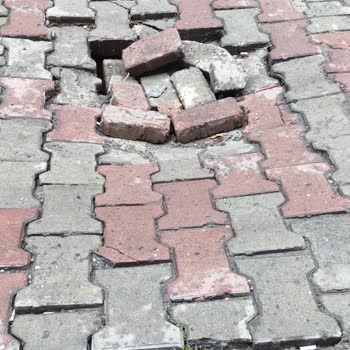 Kentsel Dönüşüm Sonrası Bozulan Yollar Ve İlgisiz Belediye Hizmeti