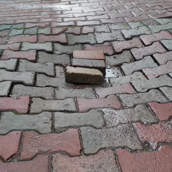 Kentsel Dönüşüm Sonrası Bozulan Yollar Ve İlgisiz Belediye Hizmeti