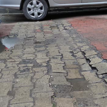 Kentsel Dönüşüm Sonrası Bozulan Yollar Ve İlgisiz Belediye Hizmeti