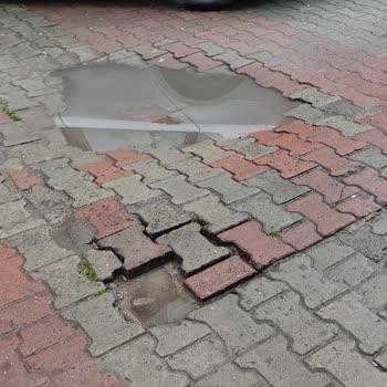 Kentsel Dönüşüm Sonrası Bozulan Yollar Ve İlgisiz Belediye Hizmeti