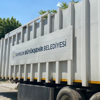 Mahalle Yolunda Park Eden Büyük Belediye Araçları Trafik Ve Güvenlik Riski Yaratıyor