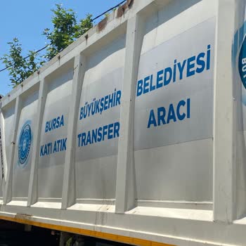 Mahalle Yolunda Park Eden Büyük Belediye Araçları Trafik Ve Güvenlik Riski Yaratıyor