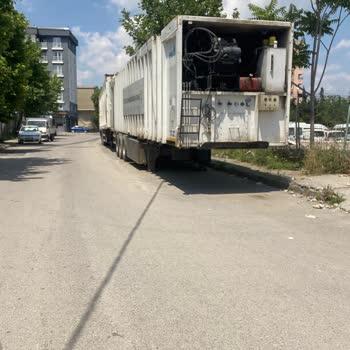 Mahalle Yolunda Park Eden Büyük Belediye Araçları Trafik Ve Güvenlik Riski Yaratıyor