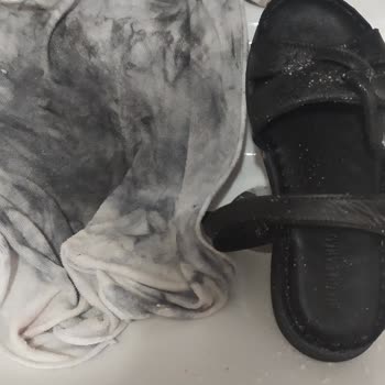 Trendyol Siyah Boya Çıkaran Sandaletler İçin Acil Para İadesi İstiyorum