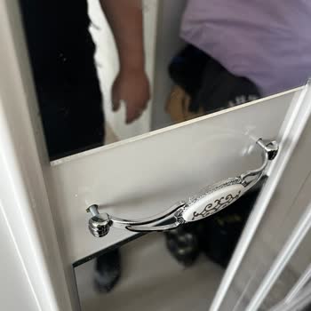 Kırık Ve Eksik Parçalı Dolap, İlgisiz Müşteri Hizmetleri