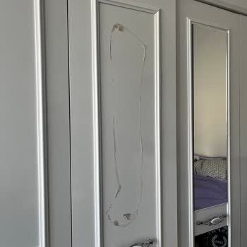 Kırık Ve Eksik Parçalı Dolap, İlgisiz Müşteri Hizmetleri