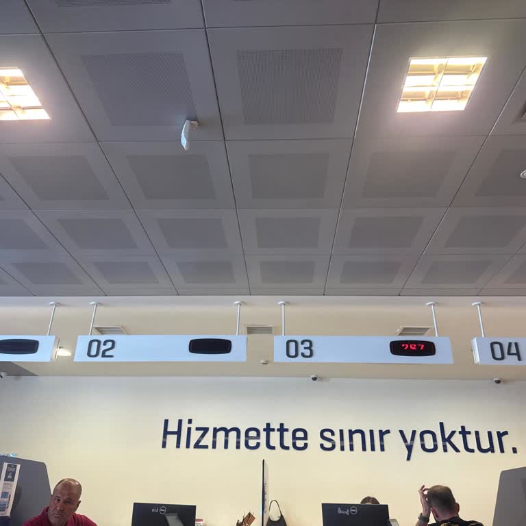 Yapı Kredi İnegöl AVM Şubesinde Uzun Sıra Ve İlgisizlik Mağduriyeti