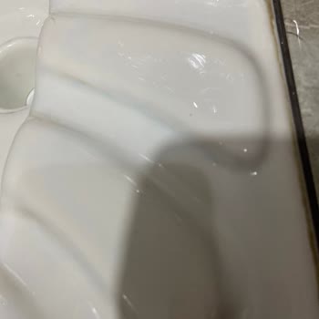 Kireç Çözücü Tuvalet Taşımı Kalıcı Şekilde Maviye Boyadı