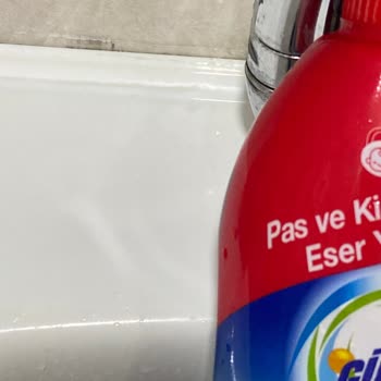 Kireç Çözücü Tuvalet Taşımı Kalıcı Şekilde Maviye Boyadı