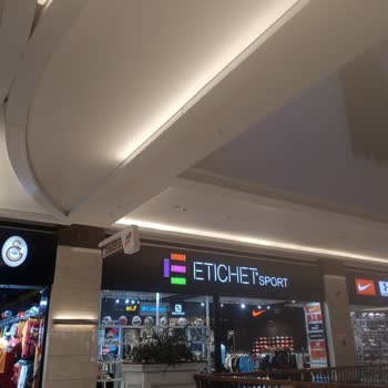 Skechers Spor Ayakkabısı Bir Ay Gibi Kısa Zaman Diliminde Yanları Sıyrıldı