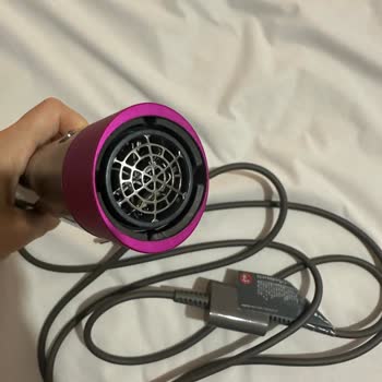 Dyson Airwrap Kullanırken Çıkan Duman Ve Yanık Kokusu Endişe Yarattı