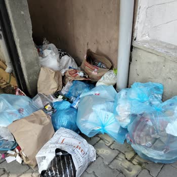 Çöpler Garaj Kapımıza Bırakılıyor, Kokudan Durulmuyor!