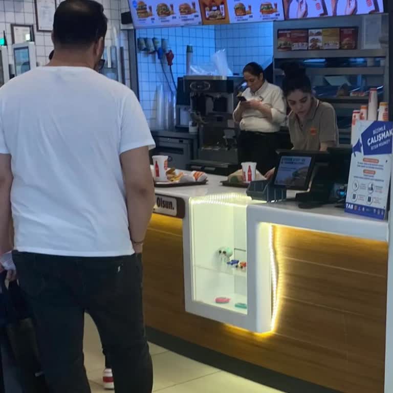 Burger King Akasya AVM'de Eksik Malzeme Ve Kötü Müşteri Hizmeti