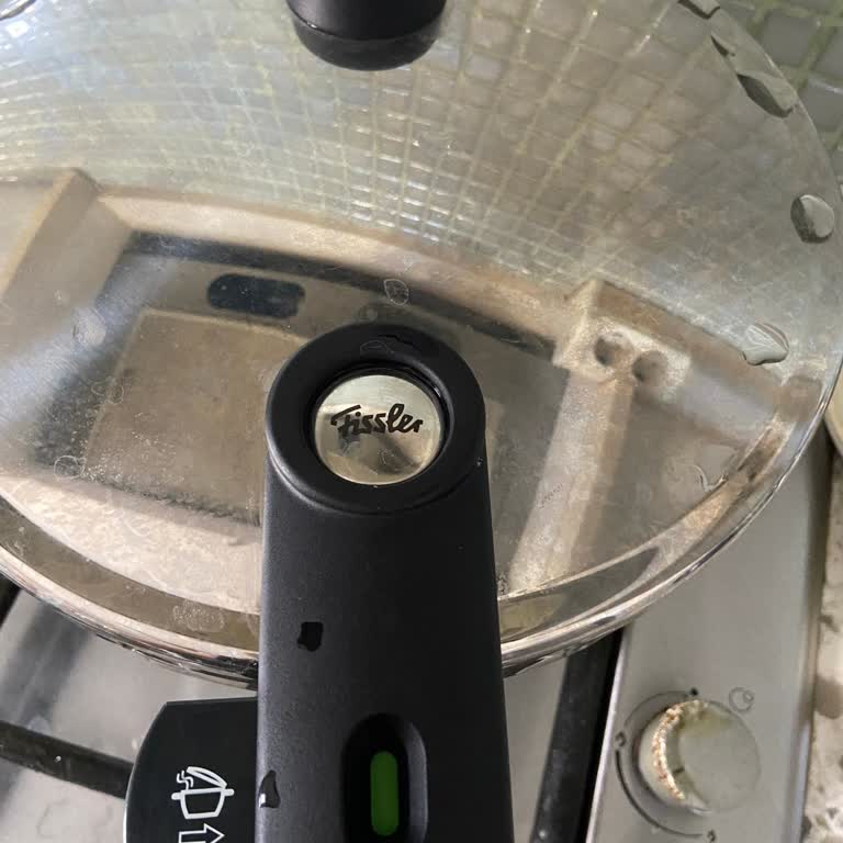 Fissler Düdüklü Tencerede İlk Kullanımdan Beri Çıkmayan Beyaz Çizgi Sorunu