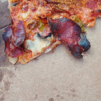 Yanmış Malzemeler Ve Bozuk Ayran Nedeniyle Kötü Pizza Deneyimi