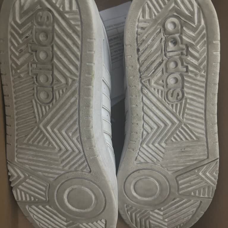 Adidas Ayakkabının Kısa Sürede Tabanında Yırtık Oluştu, İnceleme Sonucu Olumsuz