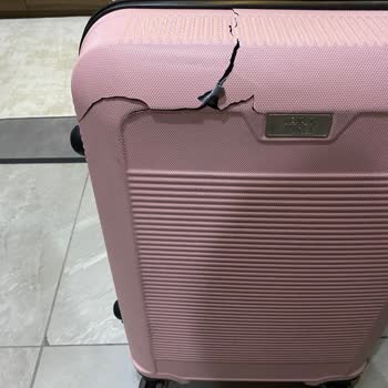 Kırılan Valiz Yerine Verilen Basit Valiz Ve İlgisiz Çözüm