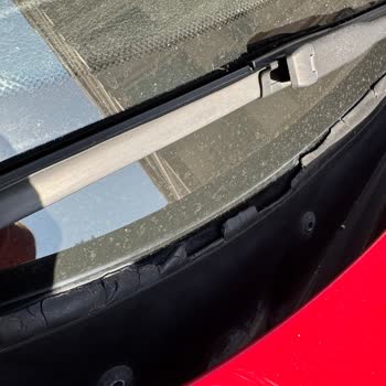 BMW 116d Ön Cam Silecek Izgarasında Erken Deformasyon Ve Su Alma Sorunu