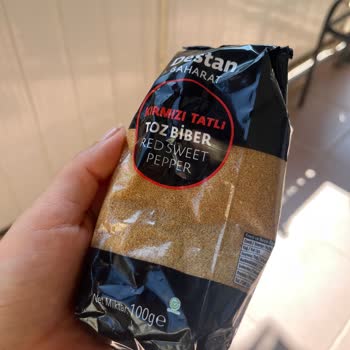 Aldığım Toz Biberin Rengi Kısa Sürede Kahverengiye Döndü
