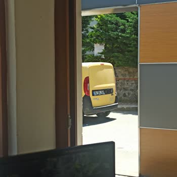 PTT Kargo Büyük Paketleri Kapıya Dayayıp Teslim Etmeden Bırakıyor