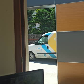 PTT Kargo Büyük Paketleri Kapıya Dayayıp Teslim Etmeden Bırakıyor