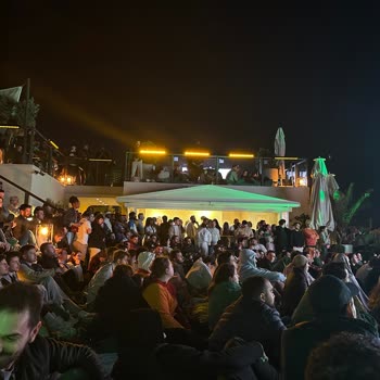 Aşırı Kalabalık Ve Yetersiz Oturma Alanı Nedeniyle Maçı Ayakta İzlemek Zorunda Kaldık