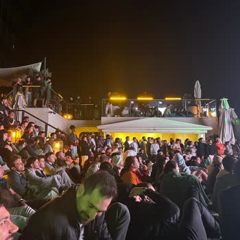 Aşırı Kalabalık Ve Yetersiz Oturma Alanı Nedeniyle Maçı Ayakta İzlemek Zorunda Kaldık