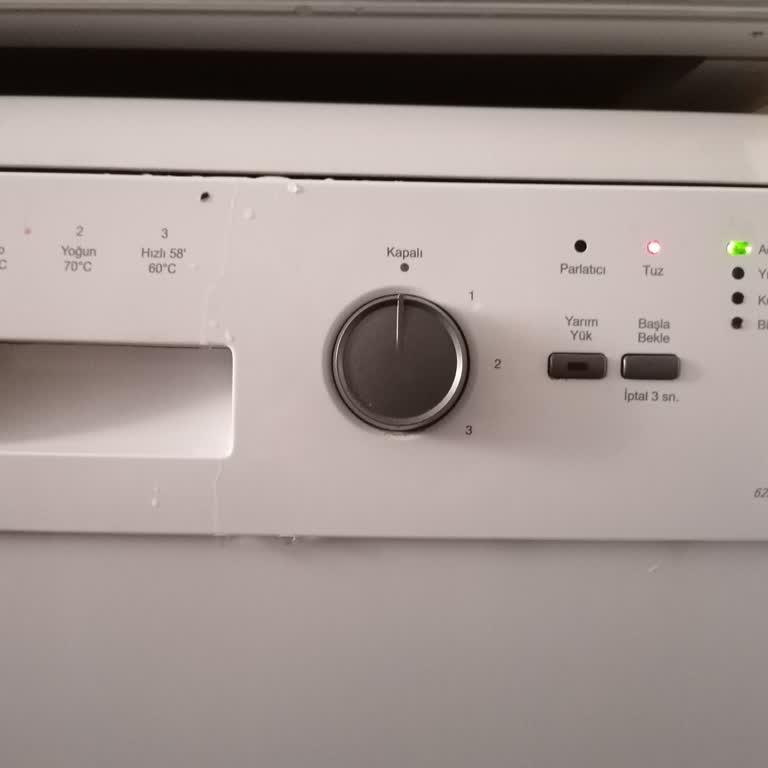 Arçelik 6233 Bulaşık Makinesinin Kapalıyken Yanan Tuz Ve Açık Işıkları