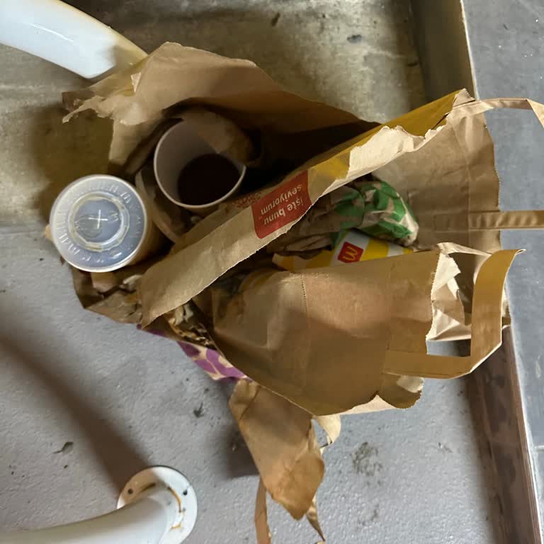 Siparişimde İçecekler Dökülüp Yemekler Islandı İade Ve Telafi Süreci Mağdur Etti