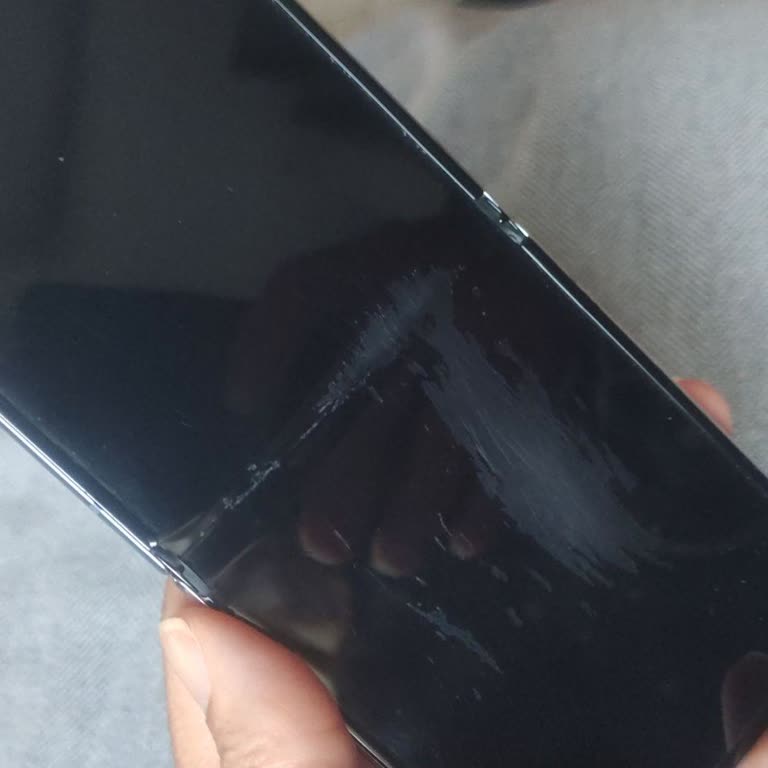 Samsung Z Flip4 Ekran Soyulması Ve Garanti Sorunu