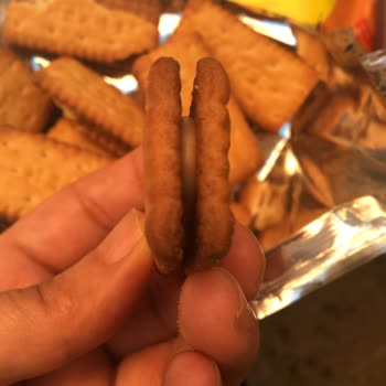 Aldığım Ülker İkram Fındıklı Bisküvinin Yanık Ve Acımsı Tadından Şikayetçiyim