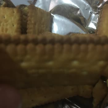 Aldığım Ülker İkram Fındıklı Bisküvinin Yanık Ve Acımsı Tadından Şikayetçiyim