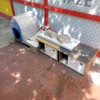 Şok Market Önündeki Kedi Evleri Nedeniyle Oluşan Kirlilik Ve Sinek Sorunu