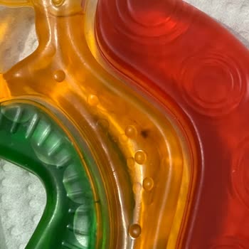 Bebek Diş Kaşıyıcısında Şüpheli Koyu Renkli Cisimler Endişelendiriyor