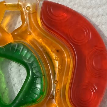 Bebek Diş Kaşıyıcısında Şüpheli Koyu Renkli Cisimler Endişelendiriyor