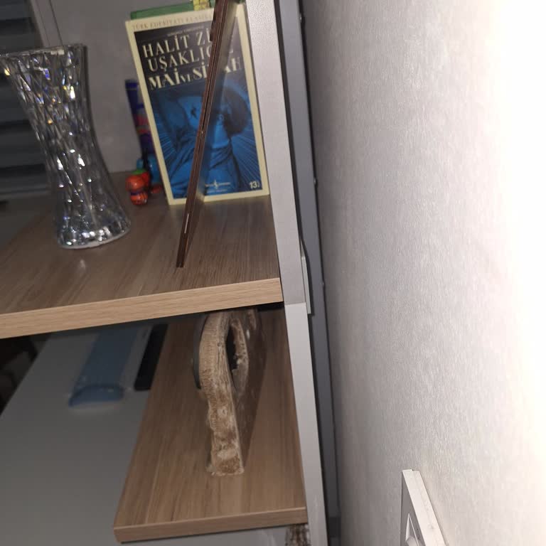 Kitaplık Bölümündeki Eğiklik ve Masa Kullanım Sorunu