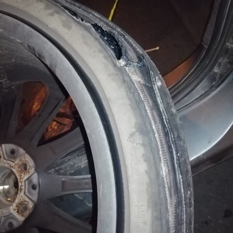 Bostancıdaki Çukur Yüzünden Lastiğim Patladı Jantım Yamuldu Masrafımı Kim Karşılayacak