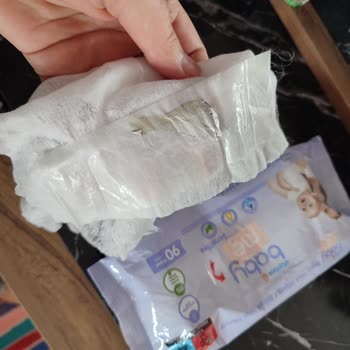 Islak Mendilden Çıkan Yabancı Madde Bebek Ürününde Özensizlik