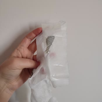 Islak Mendilden Çıkan Yabancı Madde Bebek Ürününde Özensizlik