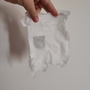 Islak Mendilden Çıkan Yabancı Madde Bebek Ürününde Özensizlik