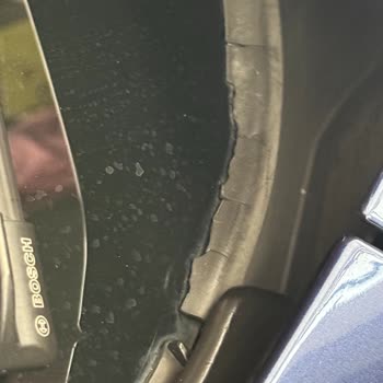 BMW F30 320i Cam Altı Plastik Parçasının Erken Deformasyonu Ve Servis İlgisizliği