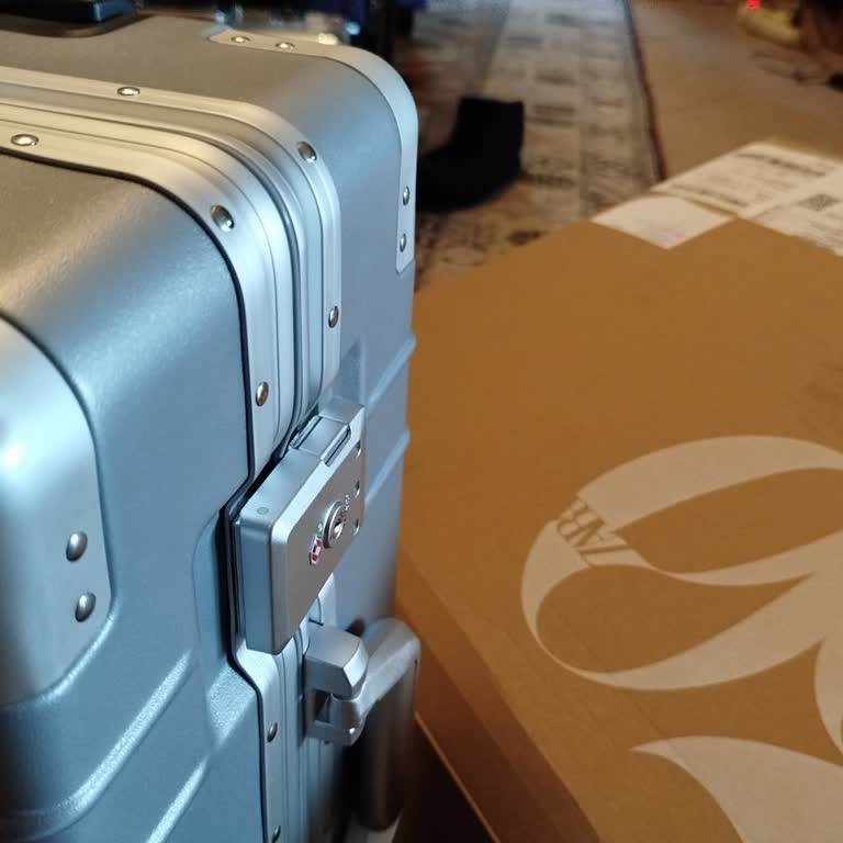 Zara'dan Aldığım Valiz Hasarlı Geldi, İade Süreci Uzun Sürüyor