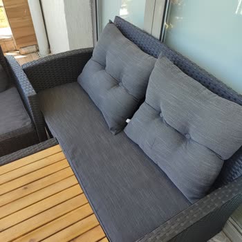 Balkon Koltuk Minderleri Kısa Sürede Tüylenip Beyazladı