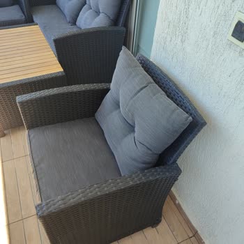 Balkon Koltuk Minderleri Kısa Sürede Tüylenip Beyazladı