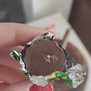 Migros'tan Alınan Ülker Çikolatalarında Kurt Çıkması Şoku